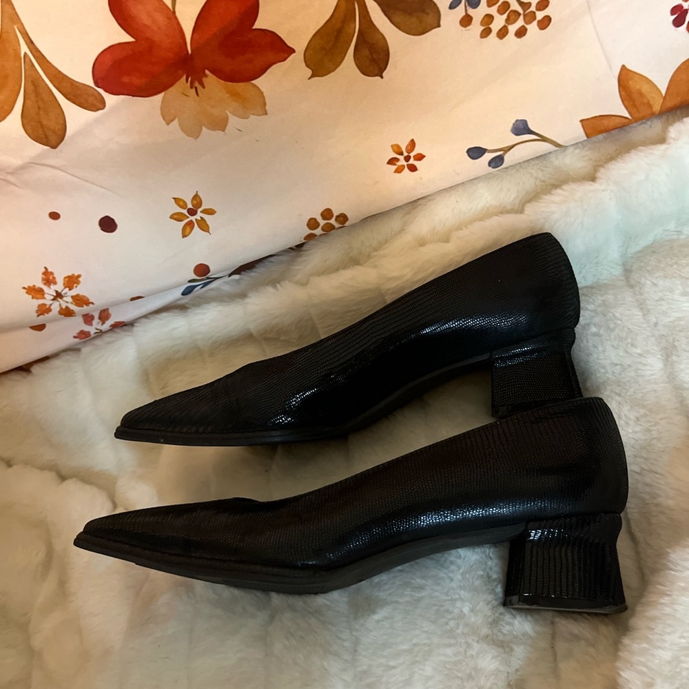 Stuart Weitzman 8.5B Black Faux Snakeskin Texture Block Heel Square Toe Pumps - Picture 4 of 12